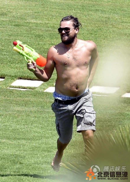 莱昂纳多半裸戏水表情丰富 中年发福撞脸高晓松