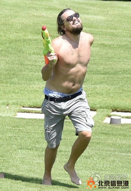 莱昂纳多半裸戏水表情丰富 中年发福撞脸高晓松