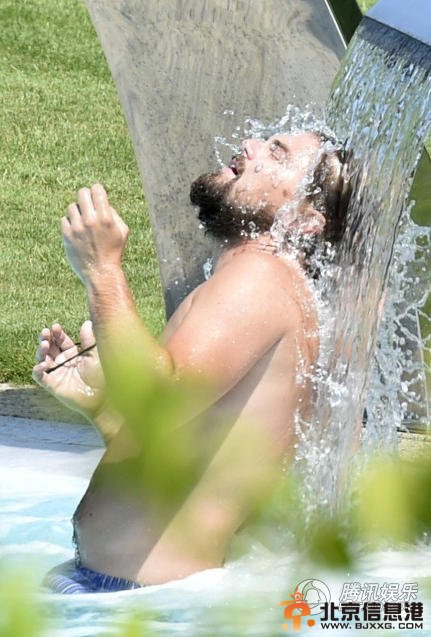 莱昂纳多半裸戏水表情丰富 中年发福撞脸高晓松