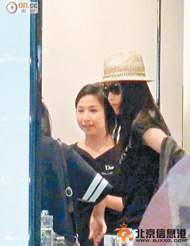 陈慧琳撇下两子独自购物　被传老公劈腿懒理传闻