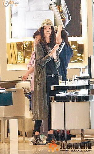 陈慧琳撇下两子独自购物　被传老公劈腿懒理传闻