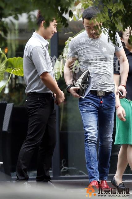 杨坤正经商务范谈合作 遇路人求合影不苟言笑/图