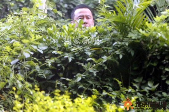 杨坤正经商务范谈合作 遇路人求合影不苟言笑/图