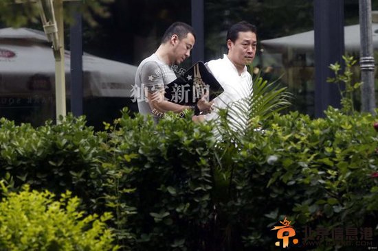 杨坤正经商务范谈合作 遇路人求合影不苟言笑/图