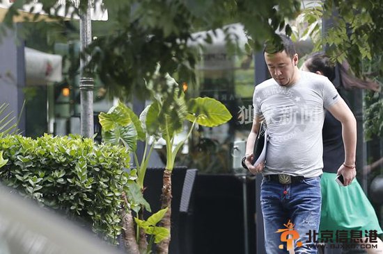 杨坤正经商务范谈合作 遇路人求合影不苟言笑/图