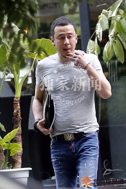 杨坤正经商务范谈合作 遇路人求合影不苟言笑/图