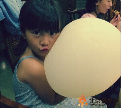 组图：黄多多学刀削面有模有样 孙莉晒清秀素颜