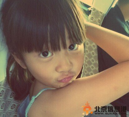 组图：黄多多学刀削面有模有样 孙莉晒清秀素颜