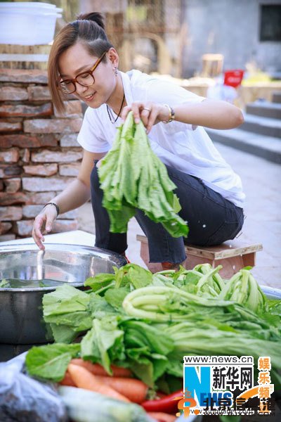 周笔畅《锋味》被虐 择菜拔猪毛满头大汗(组图)
