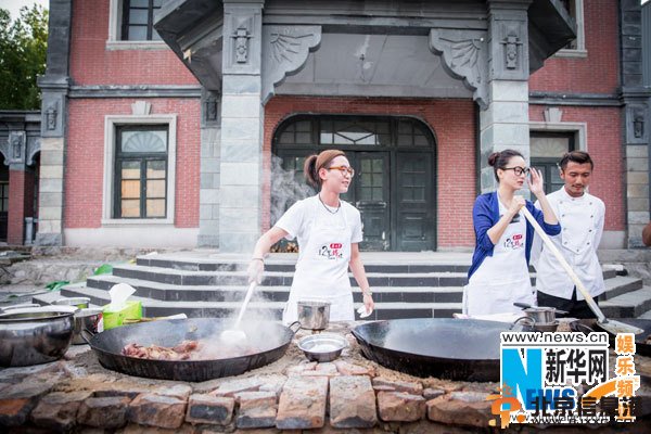 周笔畅《锋味》被虐 择菜拔猪毛满头大汗(组图)