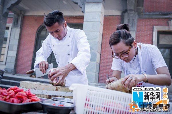 周笔畅《锋味》被虐 择菜拔猪毛满头大汗(组图)