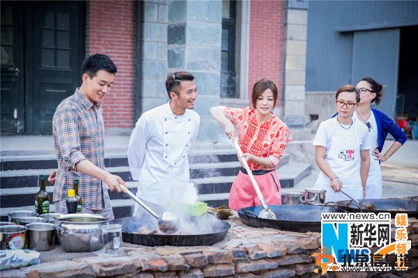 赵薇烹制独家方便面 谢霆锋搬砖抬煤气变