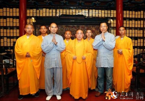疯狂英语李阳少林寺皈依佛门 师从释永信法名延依 