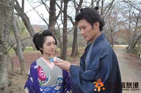 《花霄道中》安达佑实与渊上泰史上演全裸床戏（照片）