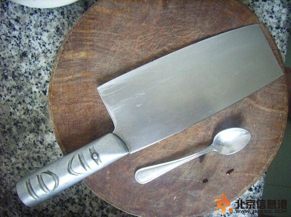 越南男子对妻子不满 为泄愤自宫将生殖器割除扔河里