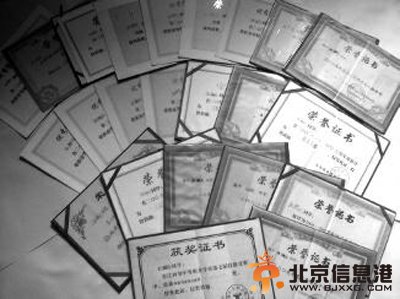 父子偷拍县长收礼被捕 被官方以涉黑罪起诉