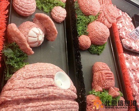 超市摆肉大叔生肉雕塑逆天 龙猫火影忍者星球大战萌萌哒