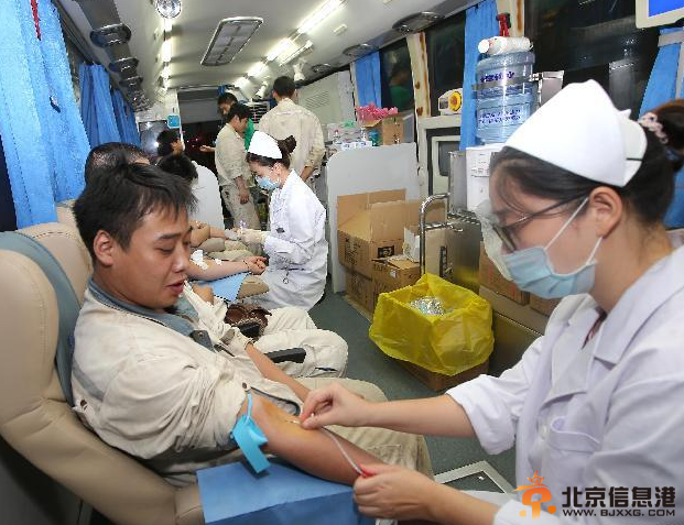 江苏南通市民为昆山爆炸事故爱心献血 