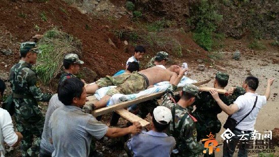 云南地震：分秒必争与时间赛跑 托举生命的希望