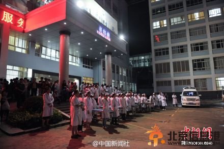 鲁甸县人民医院楼道住满伤员 医护者随时待命(图)