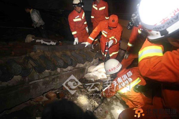 云南消防部队全力投入救灾 目前救出25人(图)