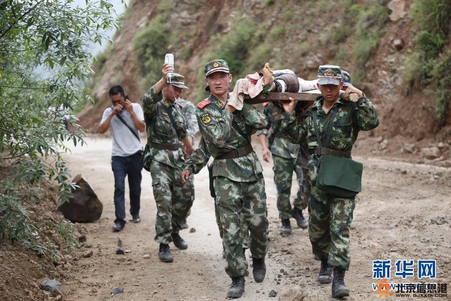 鲁甸6.5级地震已致381人遇难 现场救援图