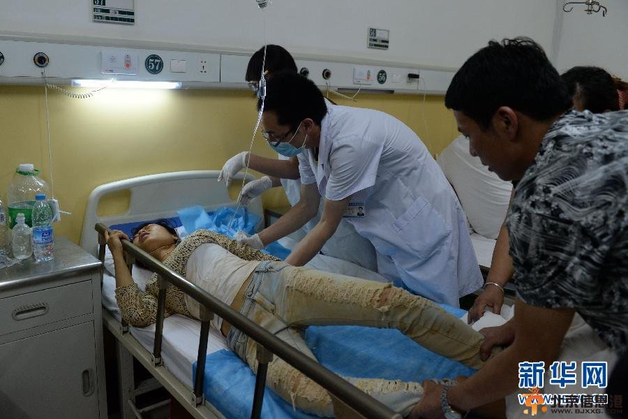 鲁甸6.5级地震已致381人遇难 现场救援图