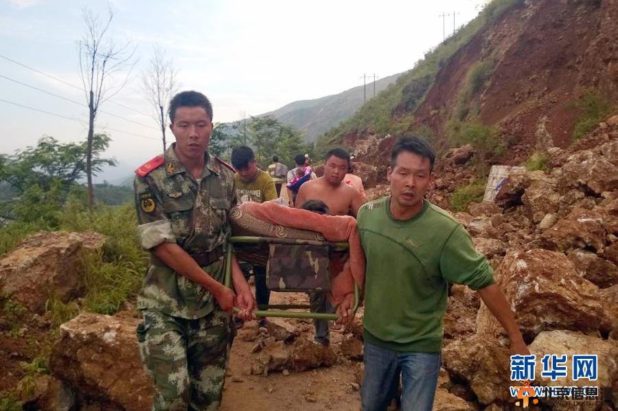 鲁甸6.5级地震已致381人遇难 现场救援图