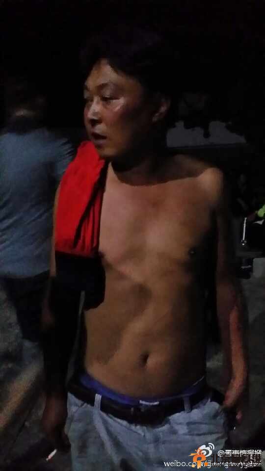 云南男子逃出后返回屋内救人 徒手刨出两人(图)