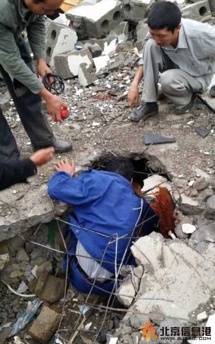 5个月大婴儿被埋在地震废墟 目前救援困难