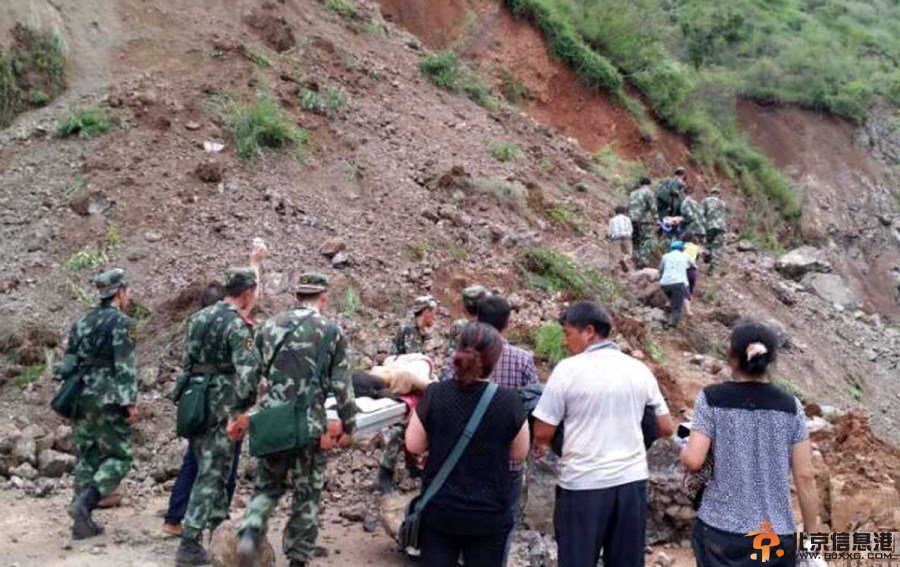 云南昭通地震：夫妻用锄头刨出四个孩子