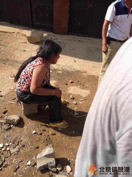 云南昭通地震：夫妻用锄头刨出四个孩子