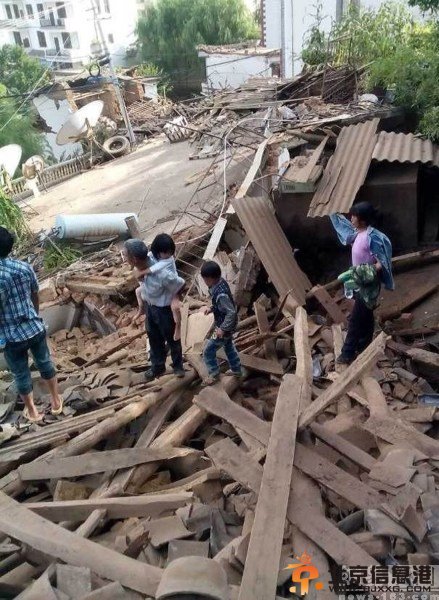 云南昭通地震：夫妻用锄头刨出四个孩子