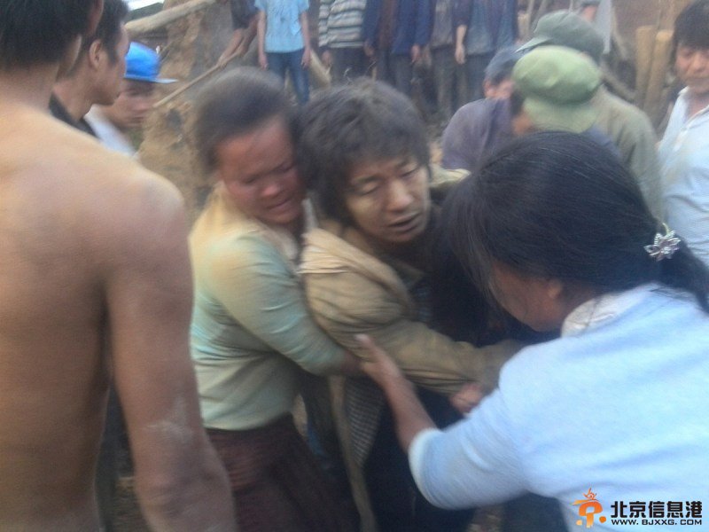 云南昭通地震：夫妻用锄头刨出四个孩子