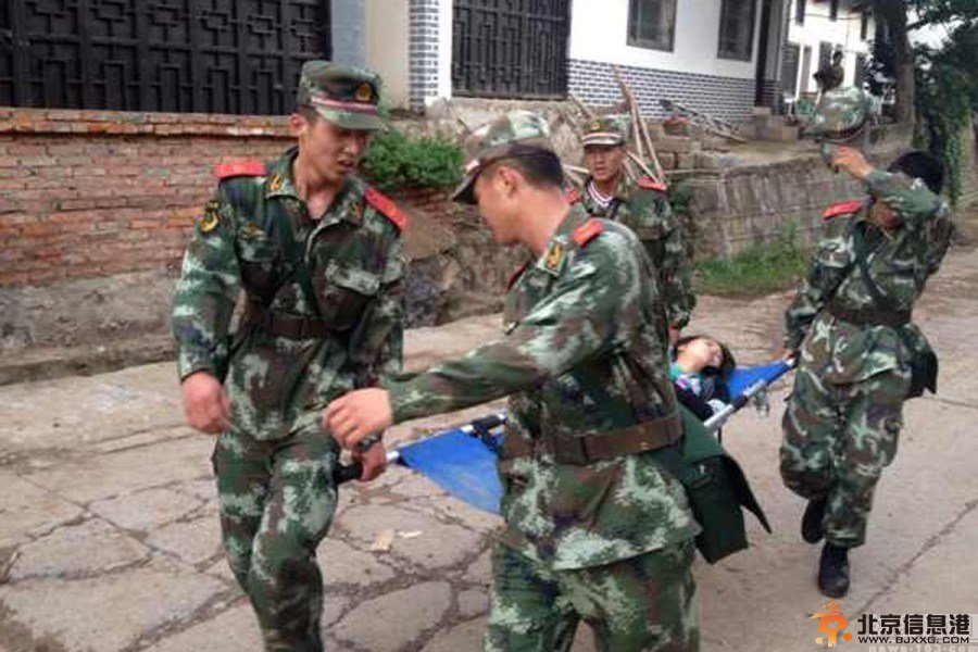 云南昭通地震：夫妻用锄头刨出四个孩子