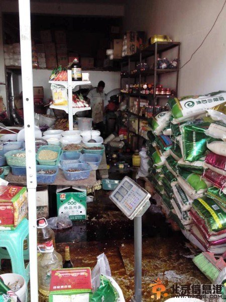 云南昭通地震：夫妻用锄头刨出四个孩子