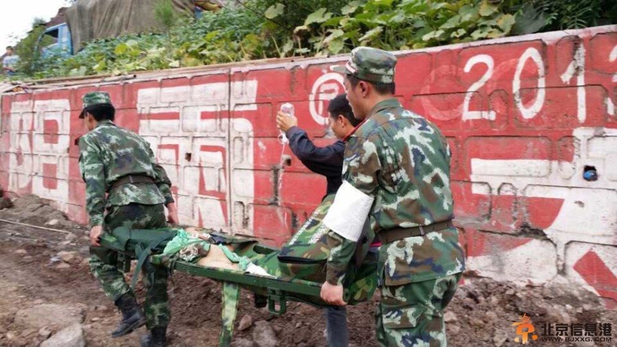 云南昭通地震：夫妻用锄头刨出四个孩子