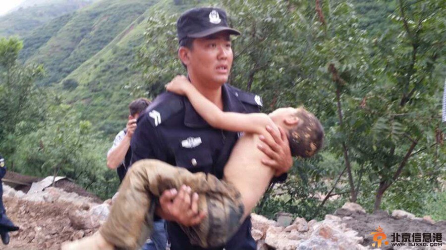 云南昭通地震：夫妻用锄头刨出四个孩子