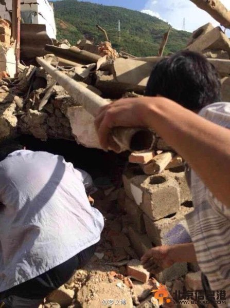 云南昭通地震：夫妻用锄头刨出四个孩子