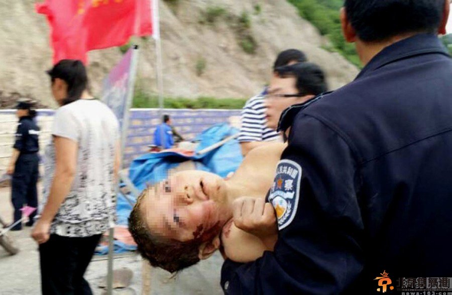 云南昭通地震：夫妻用锄头刨出四个孩子