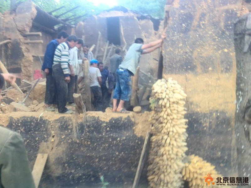 云南昭通地震：夫妻用锄头刨出四个孩子