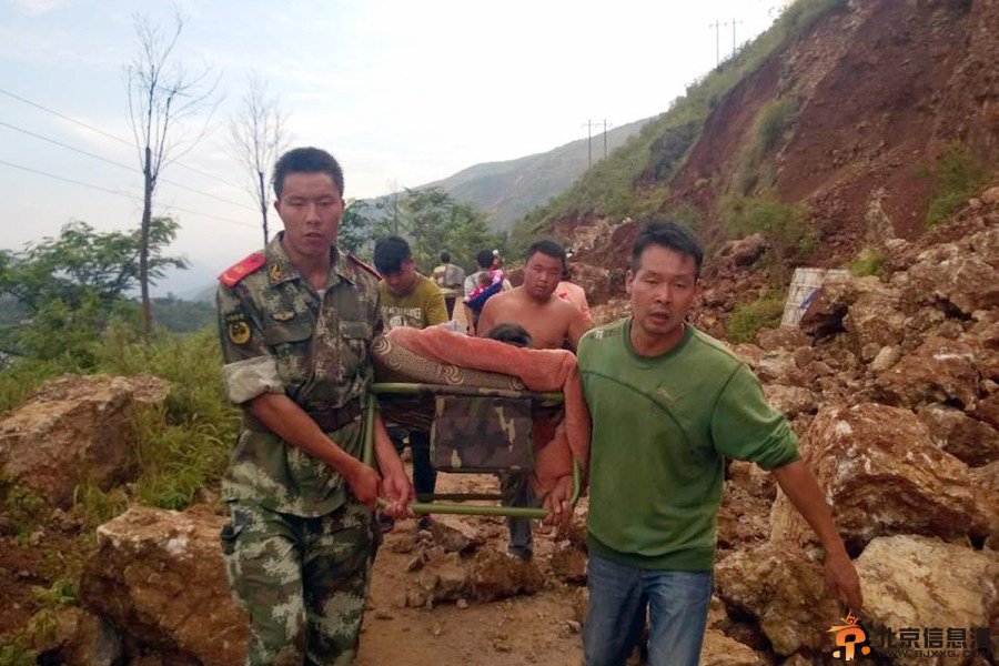 云南昭通地震：夫妻用锄头刨出四个孩子