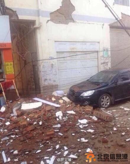 云南昭通地震：夫妻用锄头刨出四个孩子