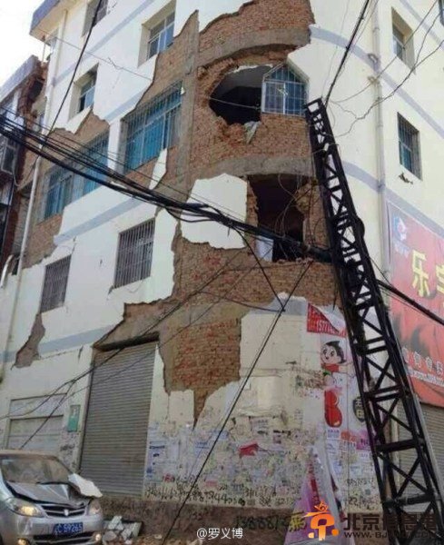 云南昭通地震：夫妻用锄头刨出四个孩子