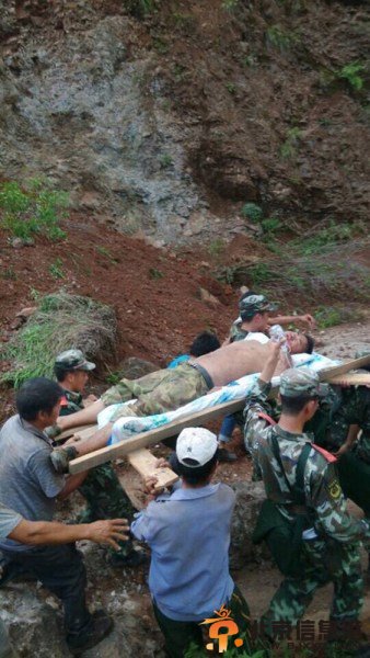 云南昭通地震：夫妻用锄头刨出四个孩子