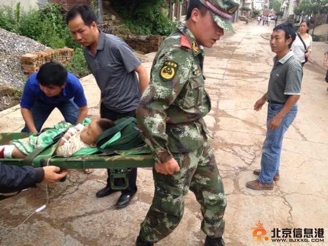 云南昭通地震：夫妻用锄头刨出四个孩子