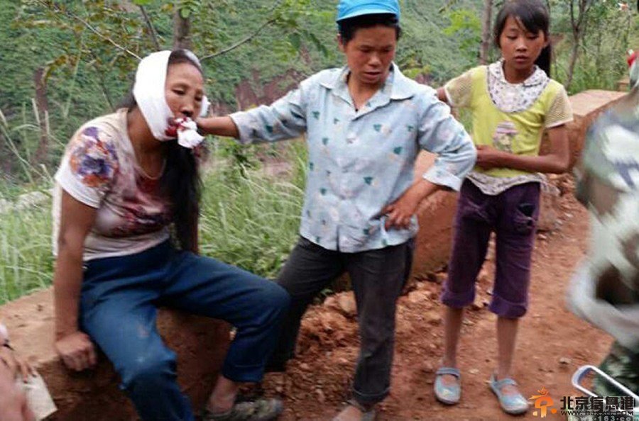 云南昭通地震：夫妻用锄头刨出四个孩子