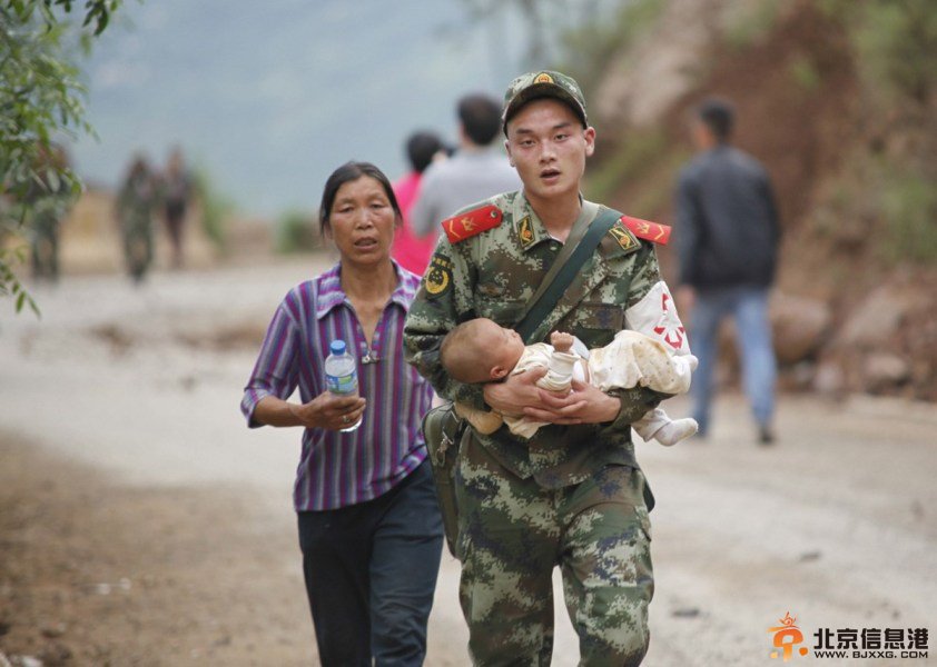 云南昭通地震：夫妻用锄头刨出四个孩子