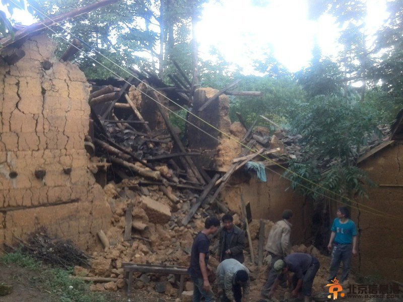 云南昭通地震：夫妻用锄头刨出四个孩子