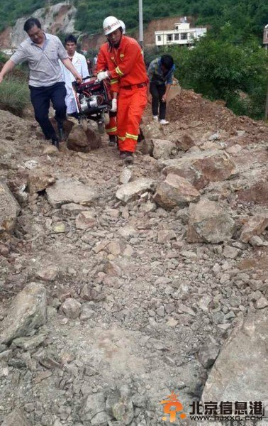 云南昭通地震：夫妻用锄头刨出四个孩子